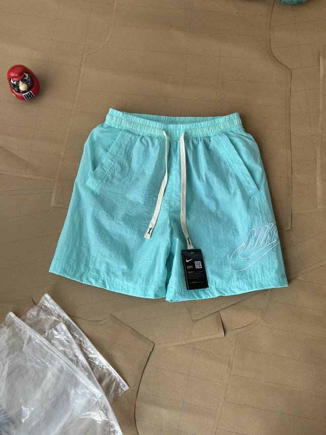 nike耐克速干短裤男子学院风梭织短裤夏运动裤透气休闲网眼刺绣Nk Sportswear 男子学院风梭织短裤采用轻盈起皱梭织面料，搭配网眼布里料，便于夏日穿搭。