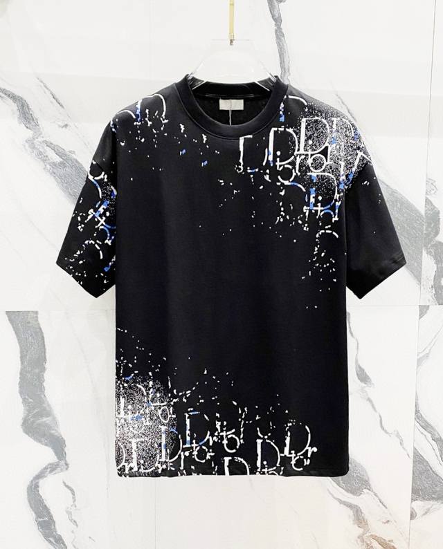 高品质 Dior 迪奥星空泼墨字母Logo新款T桖！ 25Ss春夏新品，官网同步开售。全身采用环保染料，无甲醛，对身体无危害， 采用32支260克双纱纯棉原版面