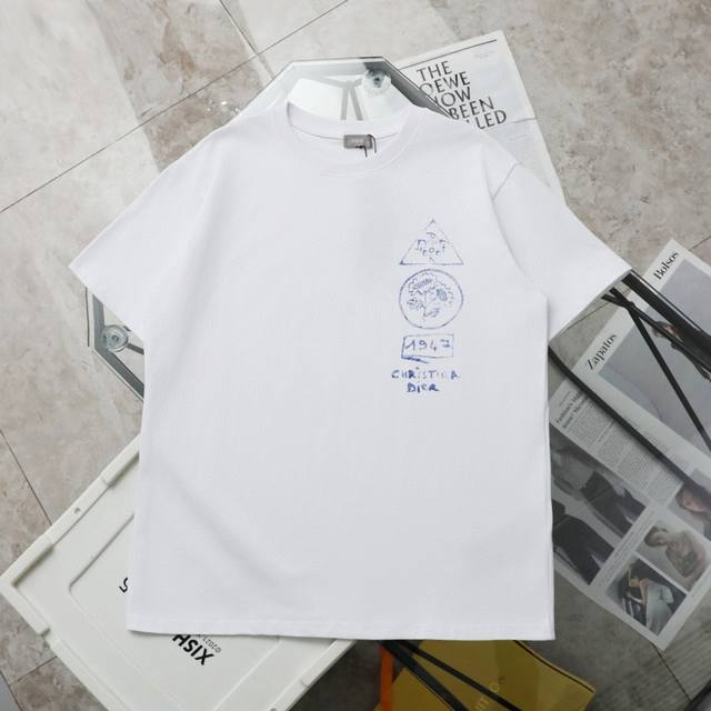 上新 纯原臻品 顶级复刻 Dior 迪奥 新款印花Logo圆领休闲短袖T恤 款号：6224 颜色：蓝色 白色 购入原版开模打造，全套定制辅料，细节决定成败。 迪