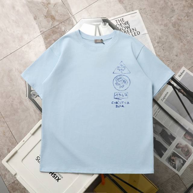 上新 纯原臻品 顶级复刻 Dior 迪奥 新款印花Logo圆领休闲短袖T恤 款号：6224 颜色：蓝色 白色 购入原版开模打造，全套定制辅料，细节决定成败。 迪