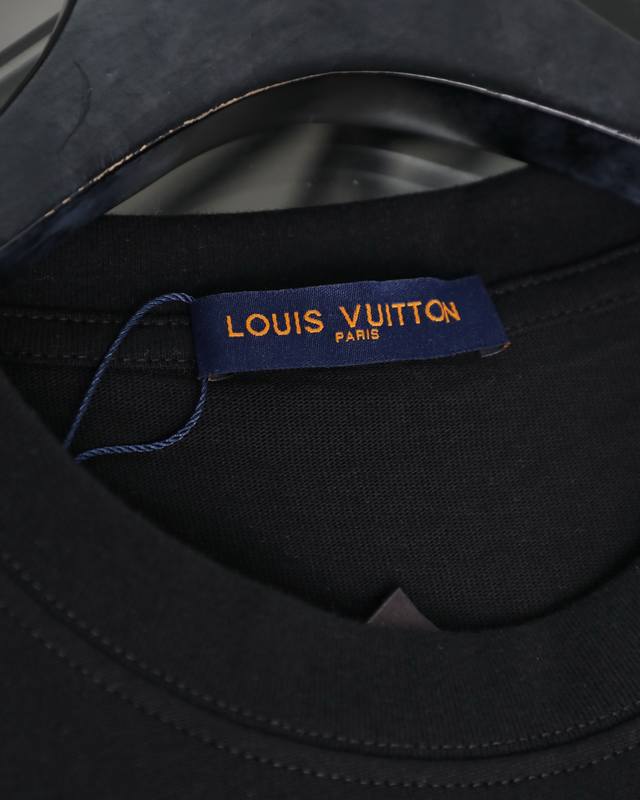 细节图# Louis Vuitton 路易威登Lv 前后经典字母四叶草印花满印圆领短袖男女同款T恤 法国路威酩轩集团-Lvmh旗下品牌，著名奢侈品箱包和皮具品牌