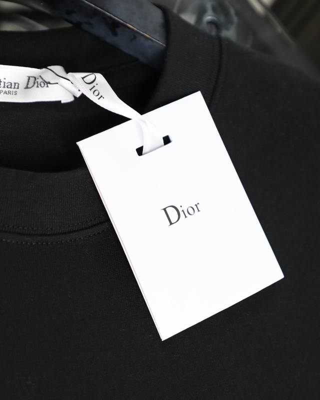 细节图# Dior 迪奥2025新款经典字母满印涂鸦短袖圆领T恤男女同款 采用特定重磅32S精棉平纹针织面料，280克重；搭配32S+70D拉架螺纹，280G：