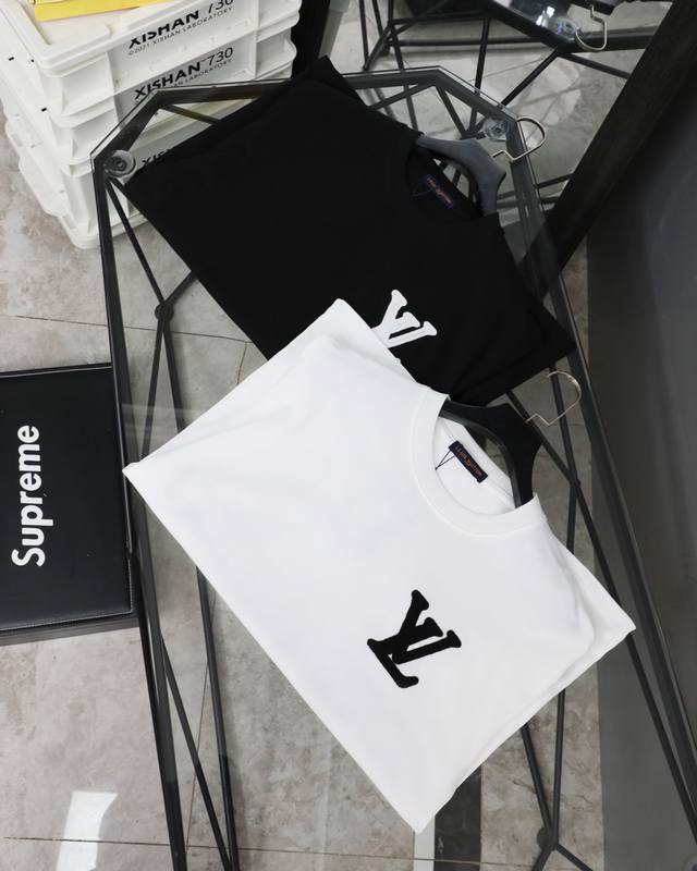 细节图# Louis Vuitton 路易威登Lv 25Ss新款经典老花字母Logo贴布绣圆领短袖T恤 法国路威酩轩集团-Lvmh旗下品牌，著名奢侈品箱包和皮具