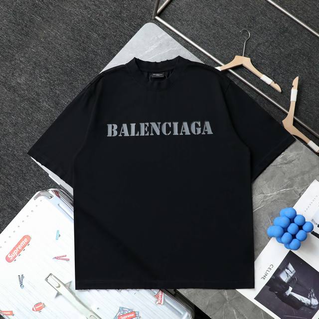 上新 顶级复刻 高端定制 Balenciaga 巴黎世家 新款泼墨字母Logo印花短袖袖T恤 款号：68244 颜色：黑色 灰色 购入原版开模打造，全套定制辅料