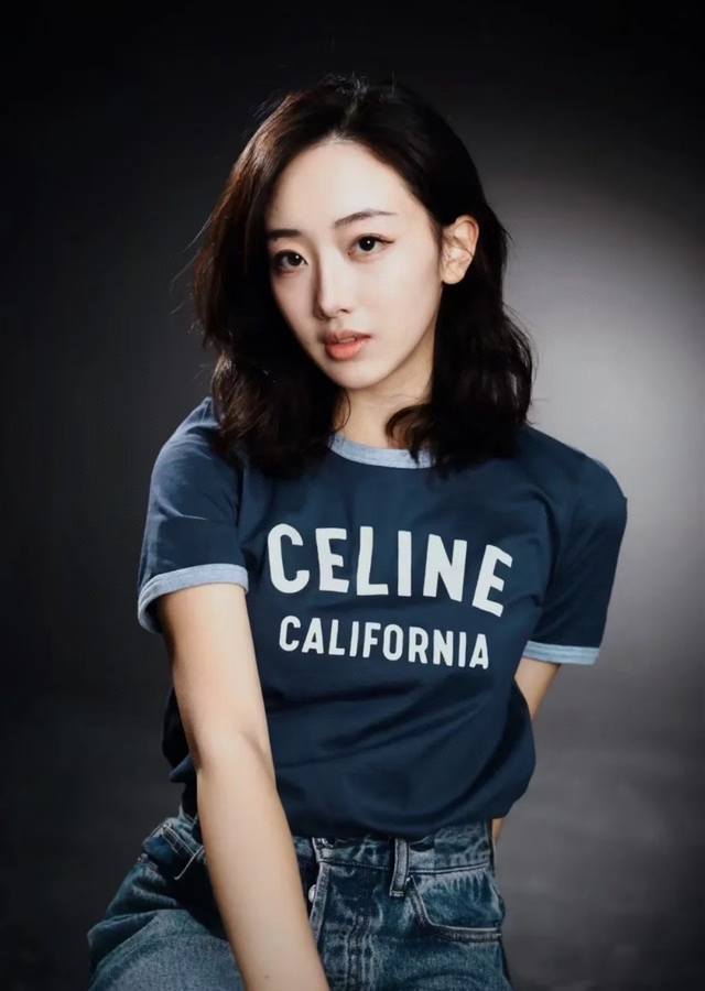 塞林又出爆款 击中你心脏的小蓝莓 这个配色我是真的一眼爱上 撞色短袖这一块 Ce的设计师真的牛 每次的配色都是让人很难拒绝 那种既熟悉但其实自己没有拥有过的感觉