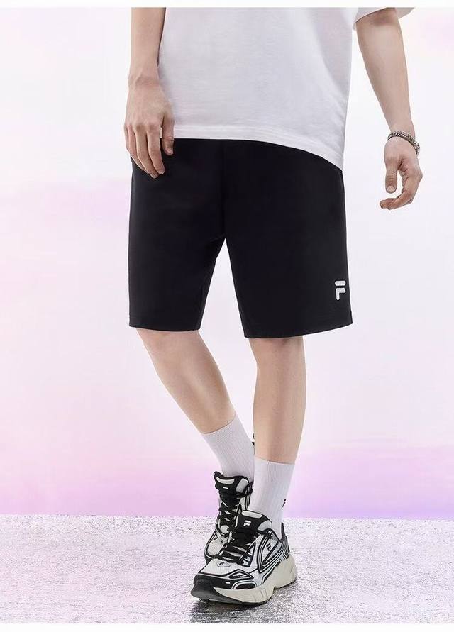 fila斐乐运动休闲短裤夏季 运动休闲亲肤Logo刺绣五分裤。 采用针织双面滑布面料，面料轻薄，吸湿性强，不起球，不变形，不掉色，穿着更舒服。 经典的原版Log