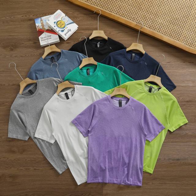 新款上新 品牌：露露乐蒙 Lululemon 尺码：S-M-L-Xl-Xxl-Xxxl 颜色：曜石黑-月岩灰-蒸汽白-薰衣紫-雾霾蓝-夜海蓝-柠檬黄-卡斯绿 类
