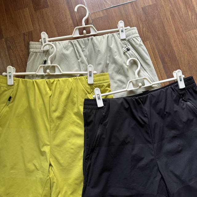 descente 迪桑特25夏季男士透气梭织短裤运动休闲健身短裤。 立体裁剪版型拿捏的很好，修身但不紧身，有型不拖沓，一般身材穿在膝盖上方，所以对于这款短裤来说
