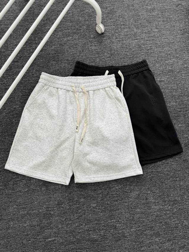 burbberry 巴宝莉 25Ss 经典简约Tb刺绣小标男女情侣款短裤 高品质300克高克重华棉面料，亲肤透气不起球，刺绣Logo点缀，时尚又个性，超级洋气的