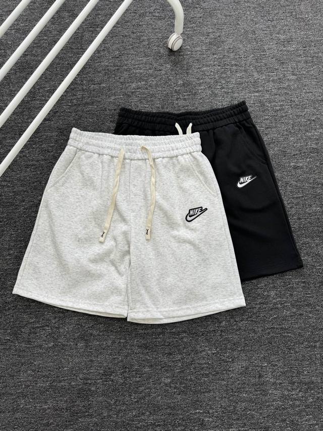 nike 耐克 Nk 经典简约刺绣贴布小标男女情侣款短裤 高品质300克高克重华棉面料，亲肤透气不起球，刺绣Logo点缀，时尚又个性，超级洋气的一款，强烈推荐单