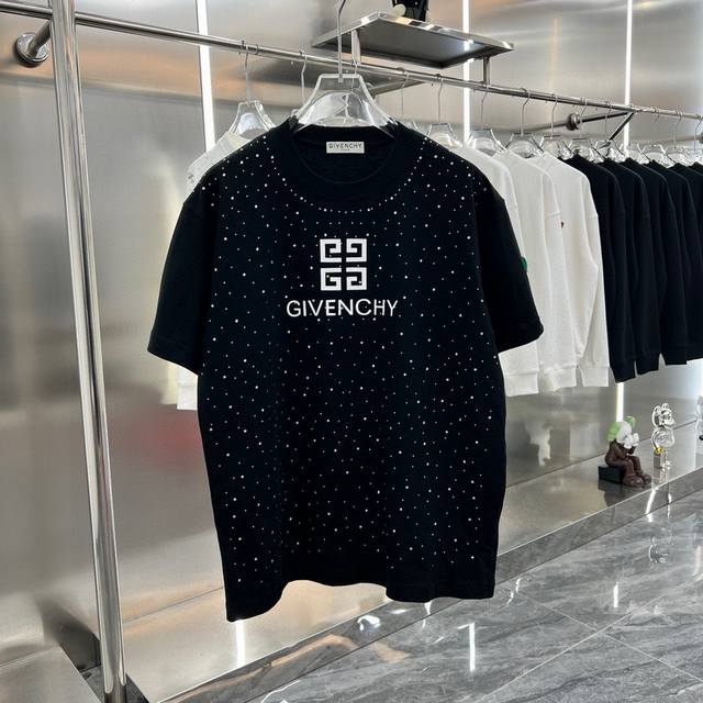 givenchy纪梵希2025Ss新款字母Logo满天星钻情侣休闲短袖T恤 最高版本！定制面料280克双纱！滴胶+高温烫钻！ 辅料：开模原版过鉴定领标 %真丝洗