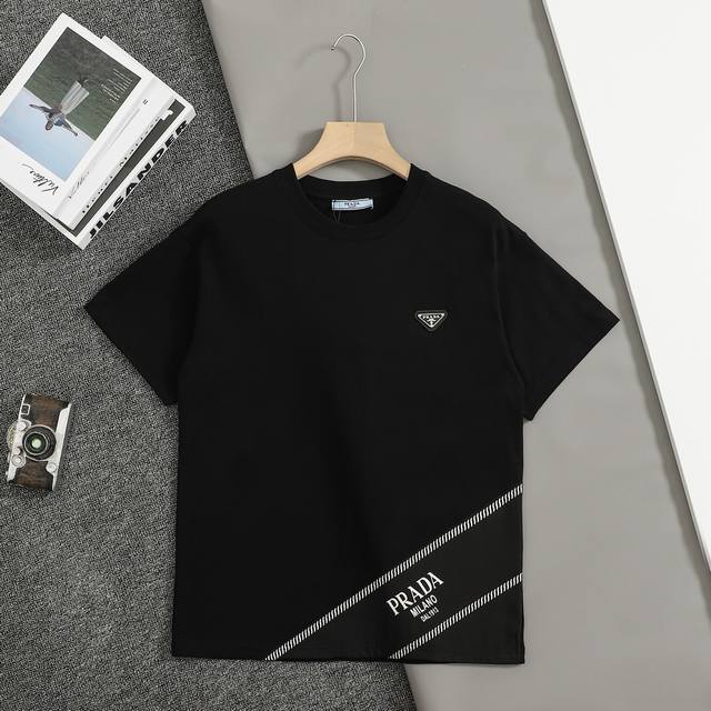 顶级复刻版本 Prada 普拉达经典 拼接字母印花金属三角标圆领短袖T恤 原版定制320克面料 官方同款 同缸染面料 手感非常舒服 春夏最新砖柜同步 时尚又个性