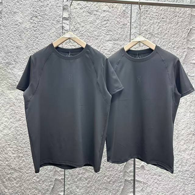 on昂跑 Trek-T 男款户外T恤，户外面料，四面弹速干，超弹力，厚度适中 偏厚 ，露家专用，顶级面料，明线缝制，市面最高版本，比货失败你骂我！ 单黑色 S肩
