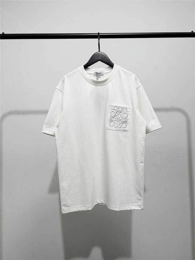 高版本，质量很好！罗意威 Loewe 2025春夏新款，胸前口袋刺绣大Logo刺绣男女同款短袖T恤！Loewe限定系列胸前大标刺绣款圆领短袖T恤 精纺棉材质轻薄
