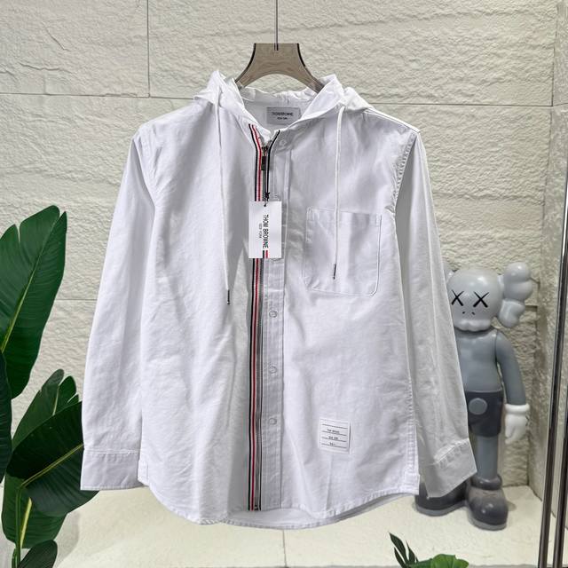 thom Browne Tb男女连帽开衫衬衣封神 情侣款外套织带拉链商务休闲 谁懂啊家人们！最近挖到宝了，这件Thom Browne连帽开衫衬衣外套，简直是时尚