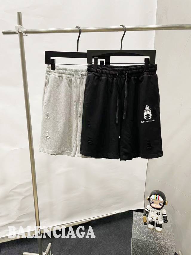 balenciaga巴黎世家，24Ss新款火焰短裤刺绣五分短裤 纯棉380G毛圈面料 手感厚重洗水割破做旧 火焰双环Logo视觉冲击很强宽松版型 男女同款 码数