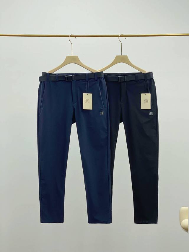 kolon Sport可隆春夏男士长裤吸湿速干抗菌户外运动休闲裤！ 大身采用轻盈面料，更适合春夏季节户外穿着。带暗扣的隐藏式门襟设计，以及插袋口的压胶工艺，呈现