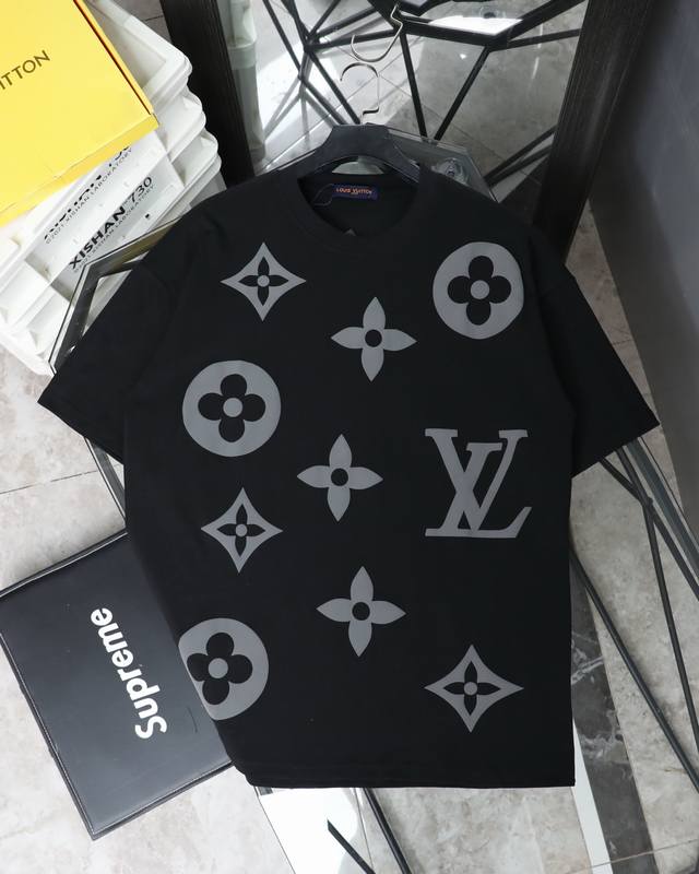 louis Vuitton 路易威登Lv 前后经典字母四叶草印花满印圆领短袖男女同款T恤 法国路威酩轩集团-Lvmh旗下品牌，著名奢侈品箱包和皮具品牌，百余年的