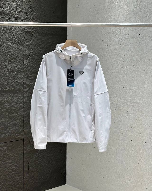 prada 普拉达简约设计款防晒外套 颜色：黑色、荧光绿、浅灰， 尺码：M-3Xl， 超高性价比！性能颜值双双在线。 透气速干：采用先进透气面料，透气孔细密均匀