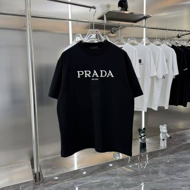 prada普拉达2025Ss新款毛绒手感棉绣花工艺情侣休闲短袖T恤 最高版本！面料290克 %双纱棉！毛绒手感棉绣花工艺设计！ 辅料：开模原版过鉴定领标 %真丝