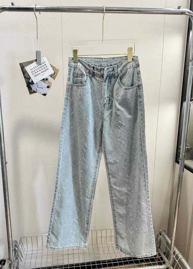 品名：1V 重工扎破镂空满印高腰直筒牛仔裤 尺码：S.M.L 颜色：淡蓝色 带花纹的怎么穿都有风格，更像有审美的松弛感辣妹。牛仔裤不能少，百搭又能凹造型，随便一
