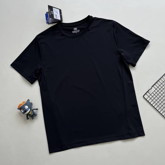 kolon Sport可隆速干运动无缝压胶短袖！ 选用了Seco家族系列面料，主打轻盈、透气和速干性能。 具备出色的吸湿排汗能力，能快速蒸发汗水，保持身体干爽，