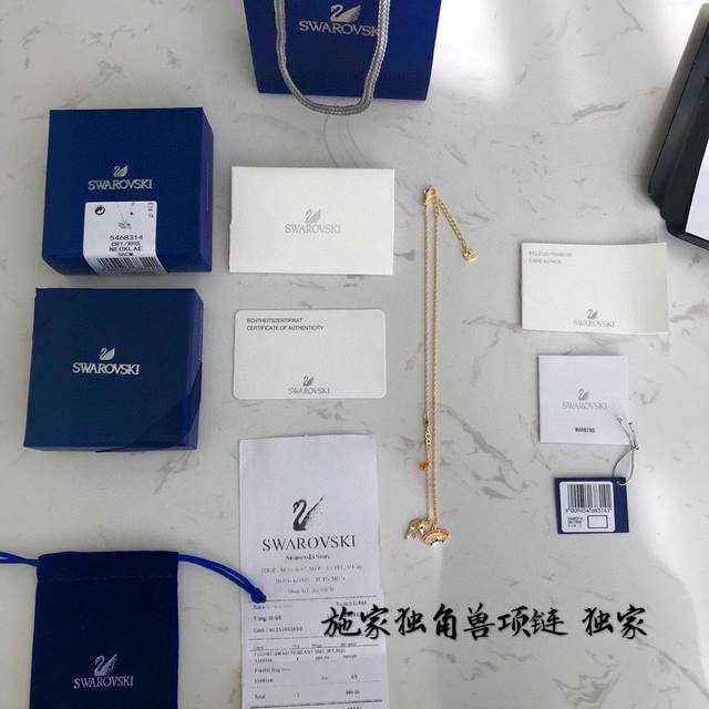 施华洛世奇独角兽梦幻少女项链 施华洛世奇Oot World独角兽治愈童话项链，谁不想有个公主梦呢！俏皮可爱的独角兽，七色绚丽彩虹灵动点缀！很秀气同款独角兽手链有