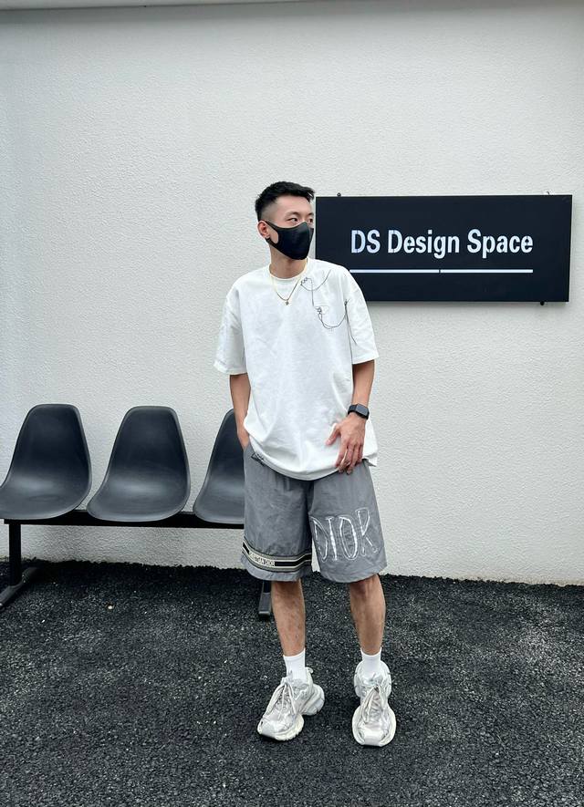 品名：迪奥 Dior 25Ss 织带拼接运动破洞 剪花工艺 内里网眼短裤五分裤 面料：梭支 颜色： 黑色 灰色 尺码M-L-Xl 腰围 臀围 裤长 M 70 4