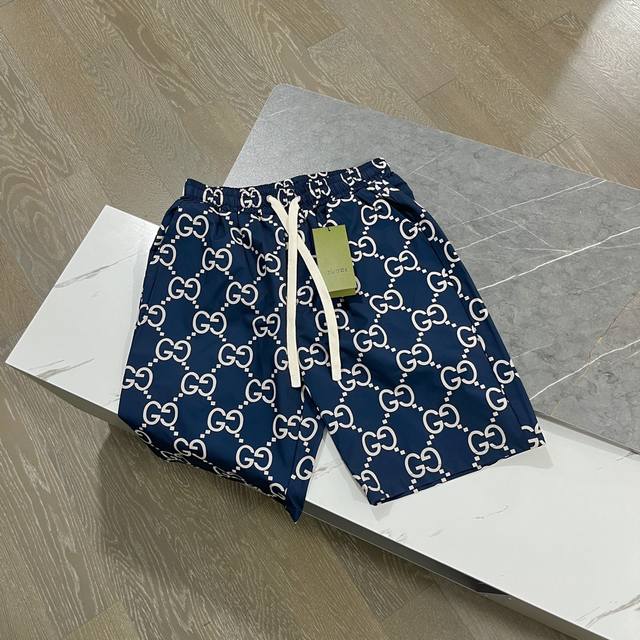 古驰满印速干休闲短裤 面料采用德国进口速干材质，轻薄舒适、抗皱免烫，不起球，不掉色，松紧腰带设计，口袋新颖，贴合身形，方便调整，男女同款，个性十足 颜色：藏青
