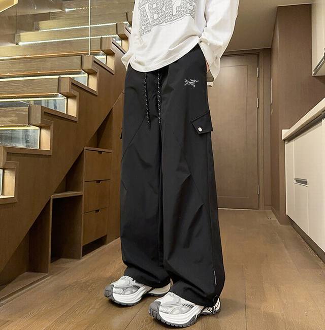 arc'teryx 始祖鸟海外户外防水冲锋裤，男女同款休闲裤，今年流行的面料，小红书主播推荐，上身质感满满，版型立体，完美修饰腿型，可随意日常搭配，不费劲就能穿