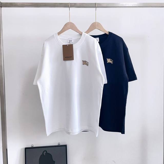 burberry 巴宝莉经典款金色小战马刺绣Logo休闲圆领短袖T恤 颜色：黑色 白色 -尺码: M～2Xl 购入原版开模打造，细节决定成败。 博柏利 Burb
