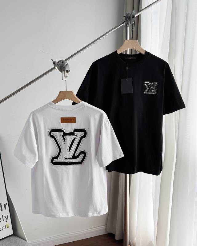 路易威登 男女同款户外运动休闲2025春夏最新镂空Logo激光烧花贴布刺绣纯棉短袖T恤 追求品质与格调的你，一定不能错过路易威登1V 25Ss这件短袖T恤。从精