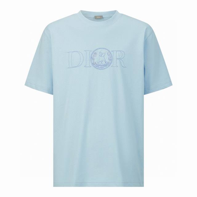 dior 迪奥刺绣小猫圆领短袖T恤 面料：采用26织双纱面料，面料布匹洗水后为260克，罗文搭配1*1配套32支双纱螺纹，大版领口设计上身与脖子非常贴合。 工艺