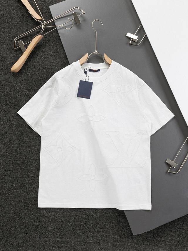 lv 25新品专柜走秀款 前后高端大Logo渲染Lv经典刺绣短袖T恤，男女同款！短袖不在千篇一律的大众脸，而是一定要独特吸引人的眼球，这一款Lv短袖品相品质都在