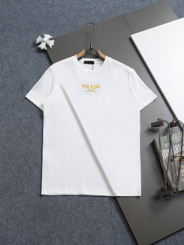 r-9502 普拉达Prada 25新款圆领短袖T恤，定织高克重纯棉面料300克左右，洗水定型处理，不变形不缩水，胸口字母刺绣+袖口金属三角标工艺，做工细致，男
