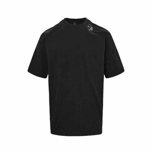 chrome Hearts 克罗心 25Ss 五金别针吊坠破洞水洗短袖 采用32支双纱 克重面料 进口针织针梳棉进行制作，厚度适中，有垂感又有轮廓型，上身就是一