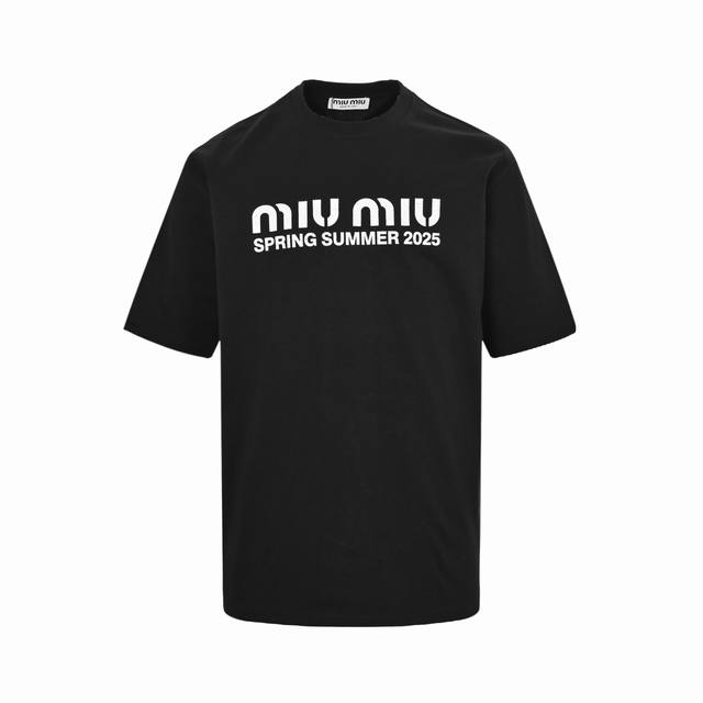 miumiu 缪缪 25Ss 字母Logo印花短袖 轻奢主义 男女日常通勤穿搭必备单品 正确版本 随意对比 详细特征 260克 % 纯棉双纱汗布面料 面部无尘烧