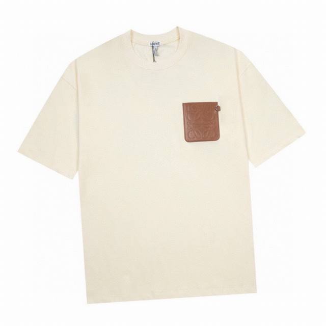 罗意威 Loewe 夏季新款，皮标口袋Logo圆领短袖T恤，高端品质采用定织定染高克重面料，洗水完高达280G纯棉面料，螺纹增加到2.7不变形，宽松Oversi