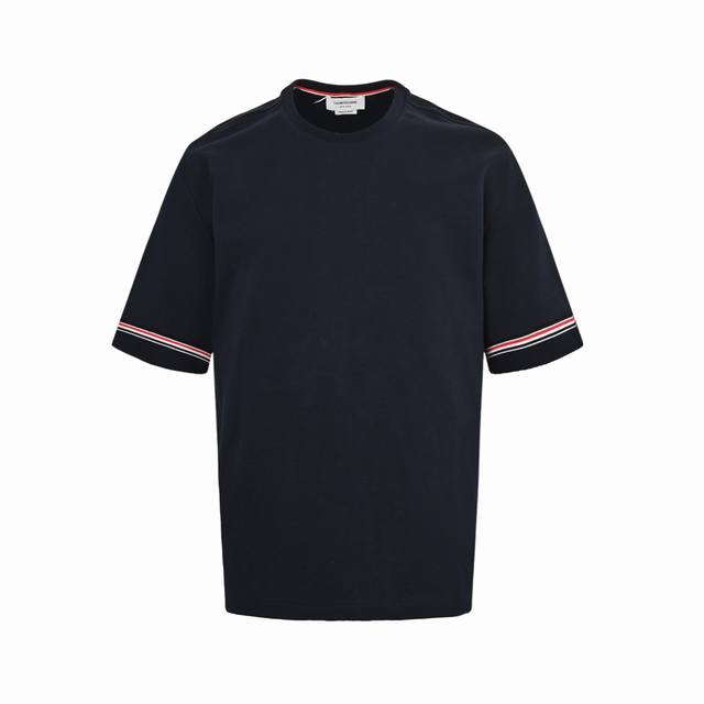 thom Browne 汤姆布朗 25Ss 袖口三色条纹织带短袖 原版定制面料，克重和原版一致，超重工的针织工艺使面料表面呈现出细腻的肌理感，手感柔和厚实，有一