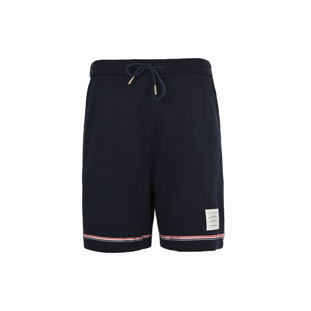 thom Browne 汤姆布朗 25Ss 三色织带短裤 定织定染成衣面料打造而成，采用罗纹圆机十字罗纹织法，32支3股纱并入针孔，超重工的紧密针织工艺，使面料