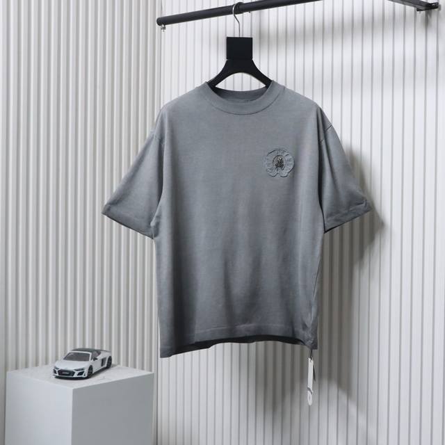 克罗心重工洗水做旧短袖 采用 280克面料，纯棉透气，日常穿着非常清爽穿感舒适，领口的罗纹针织平整紧密 宽松落肩袖版型 *前后幅马蹄标识Logo，成衣水洗做旧处