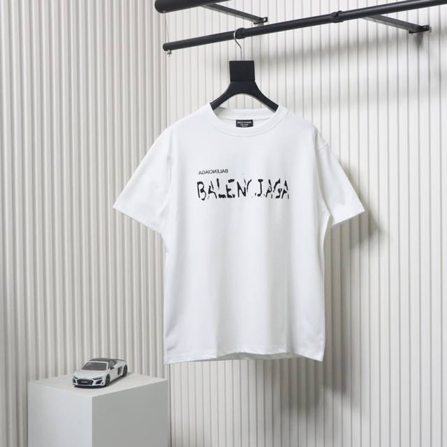 balenciaga 巴黎世家 斑驳字母植绒印花短袖面料采用32支双纱280克高克重纯棉面料紧密纺纱工艺，透气性高，上身舒适有垂感，成色的饱和度很高胸口斑驳字母
