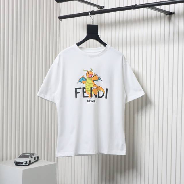 fendi 芬迪 24Ss 宝可梦联名小火龙印花短袖采用300克丝光双面面料，1*1罗纹，绒面发泡印花，整件成衣总共用了12张菲林，印完之后再通过高温来进行绒面