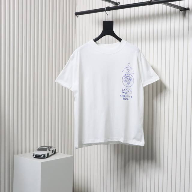 dior 迪奥 植物画直喷印花短袖 面料：采用32支双纱面料，面料布匹洗水后面料为260克，新疆棉花定织原版同克重面料。面料：螺纹采用1*1双纱螺纹，同缸定染配