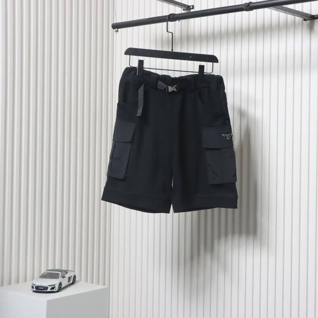 prada 普拉达 多口袋三角标徽标短裤 定织定染高密平纹混纺面料 裤型融合工装风格又不失优雅 两侧搭配热切割织带 原版1：1定制 腰部硅胶3Dlogo牌 裤脚
