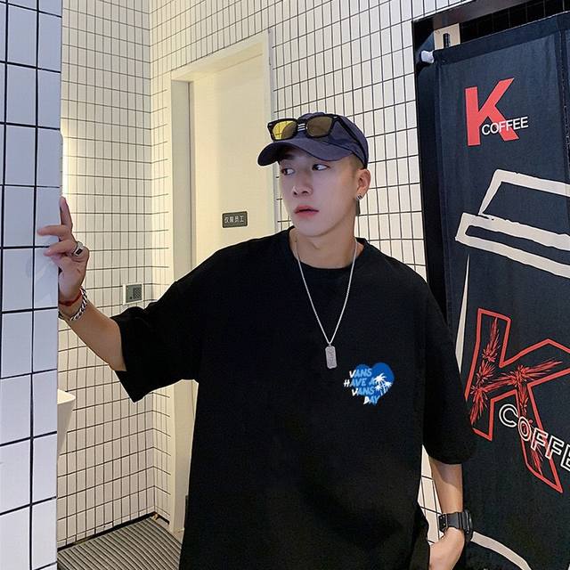 上新！Vans万斯新款短袖T恤！高密针织圆领设计，平整简约！亲肤透爽！面料的柔软性舒适性无可挑剔！男女均可驾驭，打破性别局限性。 尺码：S-3Xl 颜色：黑色，