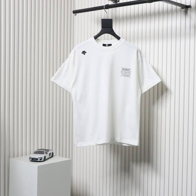 descente 迪桑特 25Ss 胸前字母Logo印花短袖T恤面料采用260G纯棉双纱紧密棉面料 对照原版做丝滑超柔处理 亲肤舒适透气 布面肌理股线清晰明显，