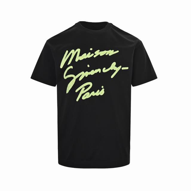 givenchy 纪梵希 25Ss 荧光绿字母刺绣短袖 采用 %棉质面料，柔软透气，让你在夏日里尽享舒适。 胸前采用全新的链条式缝合技术配上荧光绿的纪梵希先生签