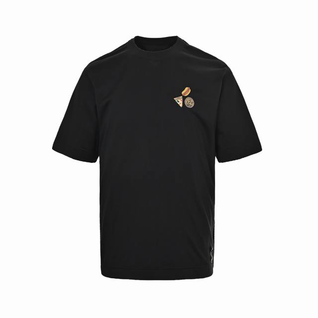 fendi 芬迪 25Ss 热狗披萨徽章刺绣短袖 面料:50S双股丝光面料 G 罗纹:32S拉架2X2 260G 短袖圆领宽松T恤纯棉材质。胸部饰有撞色混合图案