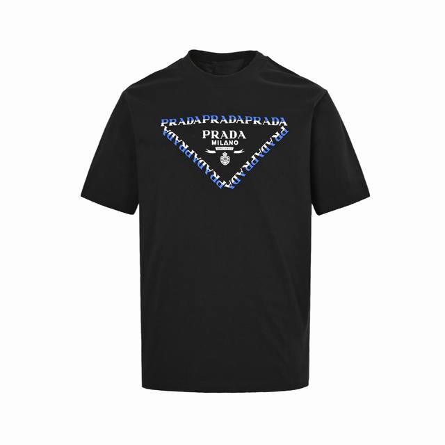 prada 普拉达 25Ss 胸前拼色Logo短袖 全新美学灵感趣味设计,渠道性质精品。让整体造型设计更加优雅时尚，今夏最火系列，无数明星潮人追捧。裁剪工艺细节